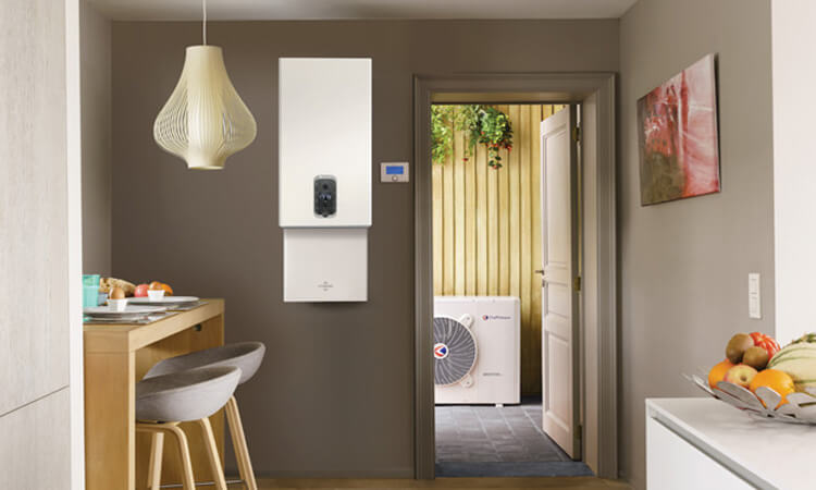 Técnico reparando caldera Chaffoteaux en Barcelona